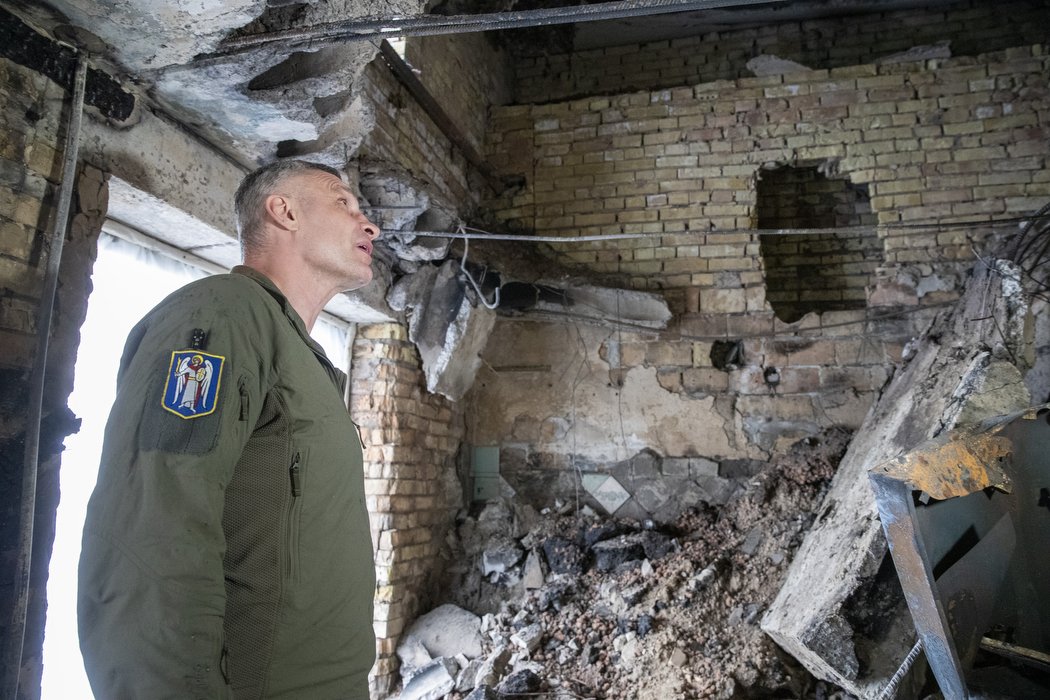Міський голова оглянув пошкоджений будинок на Оболоні