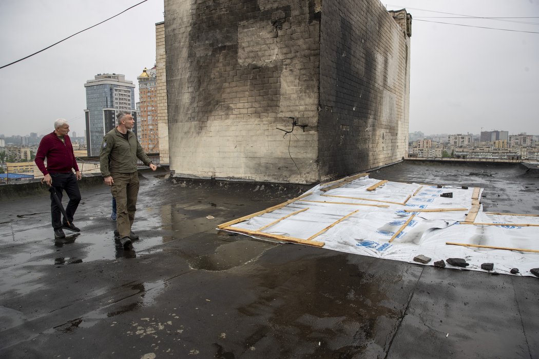 Міський голова оглянув пошкоджений будинок на Оболоні