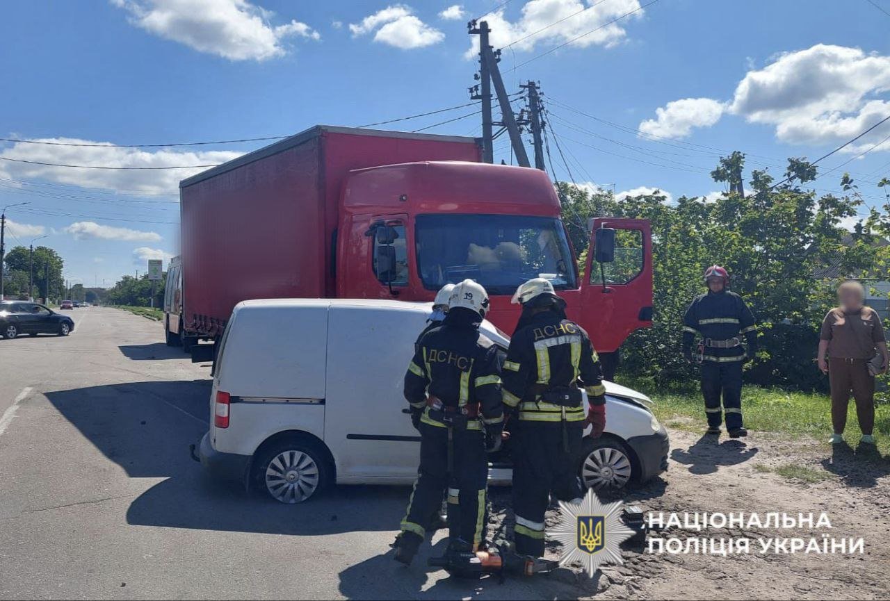 Легковик зіткнувся з вантажівкою