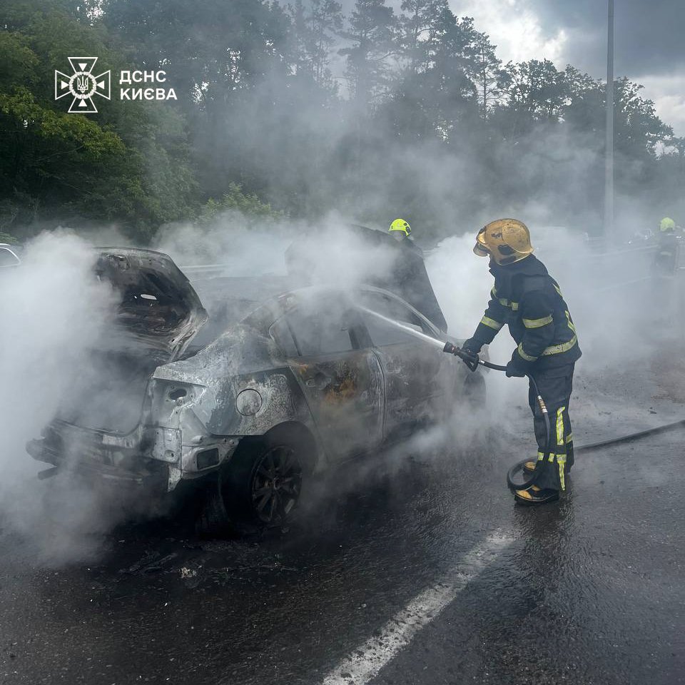 Автівка згоріла повністю