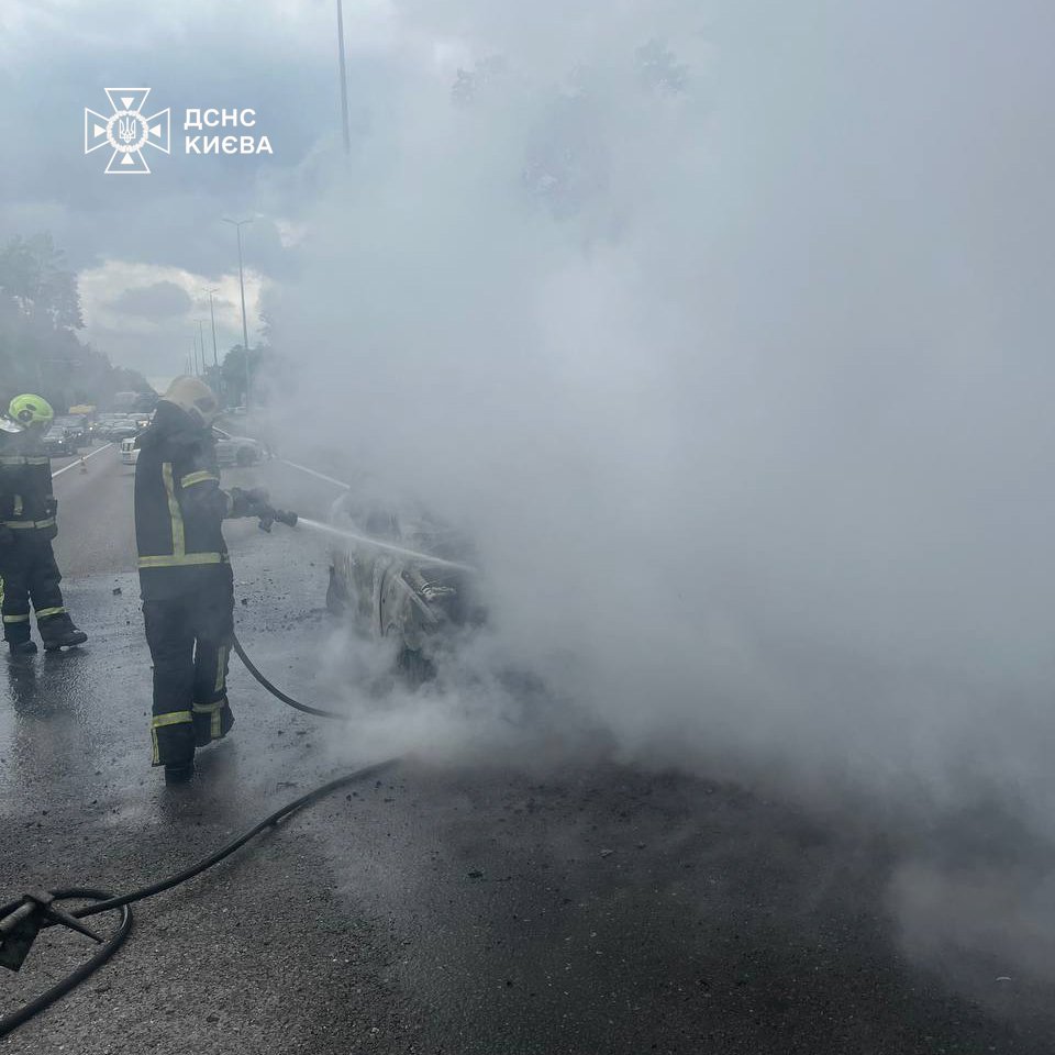 Автівка згоріла повністю