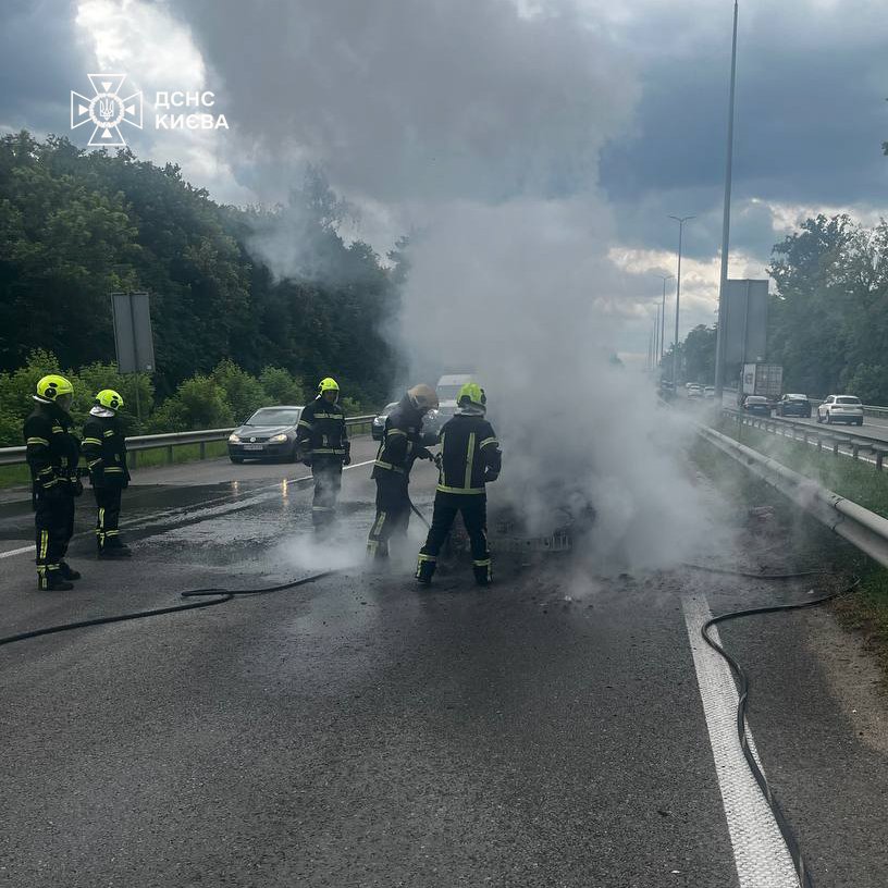 Автівка згоріла повністю