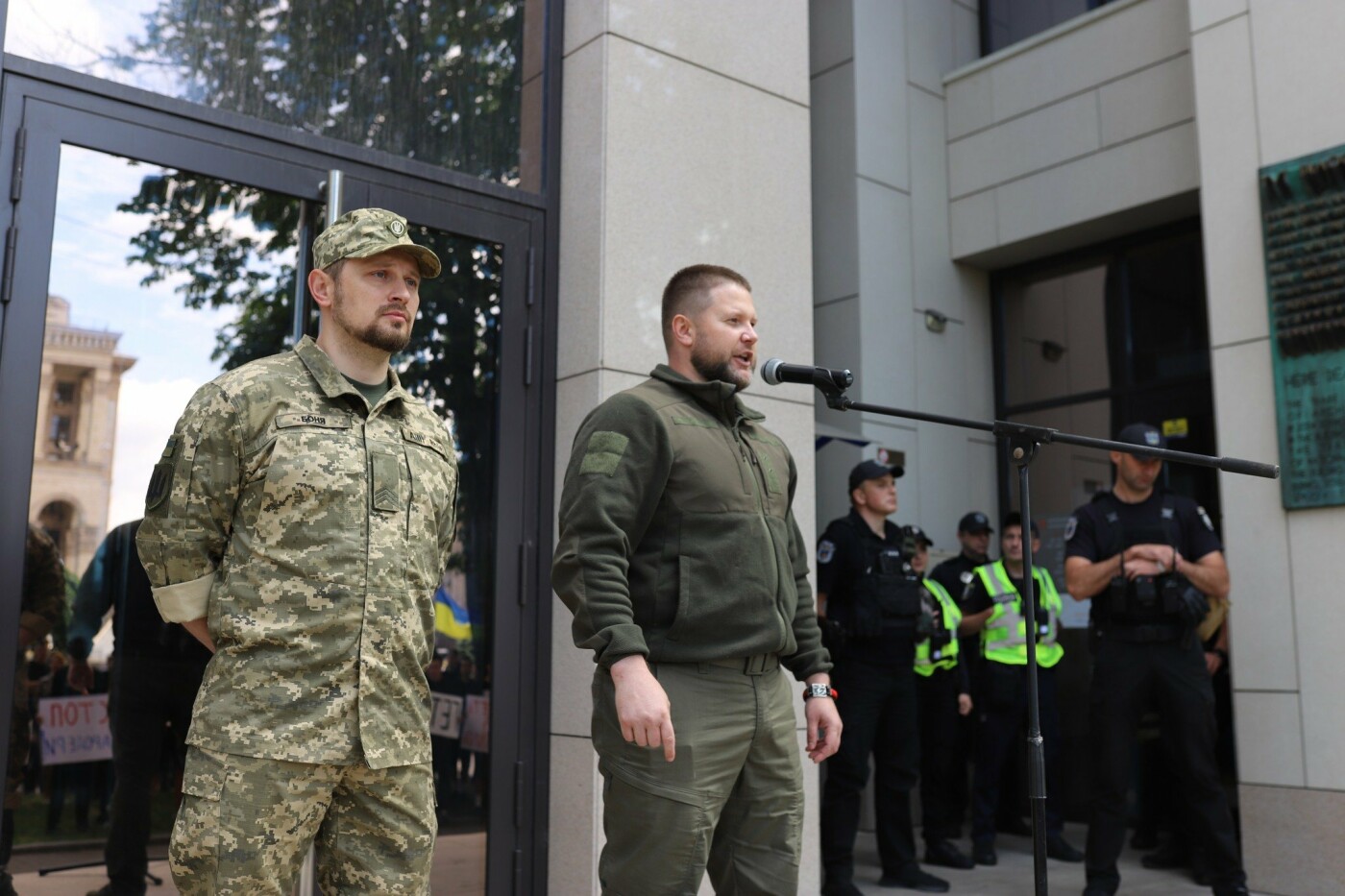 Під Будинком профспілок відбувся мітинг