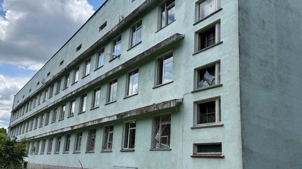 У будівлях обсурваторії вибиті вікна та двері
