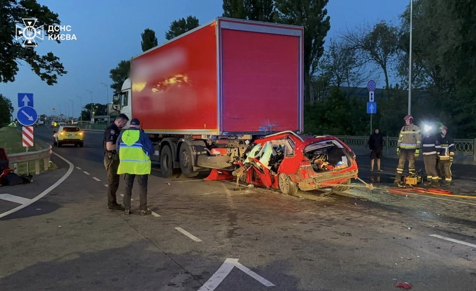 Тіло водія деблокували з автівки