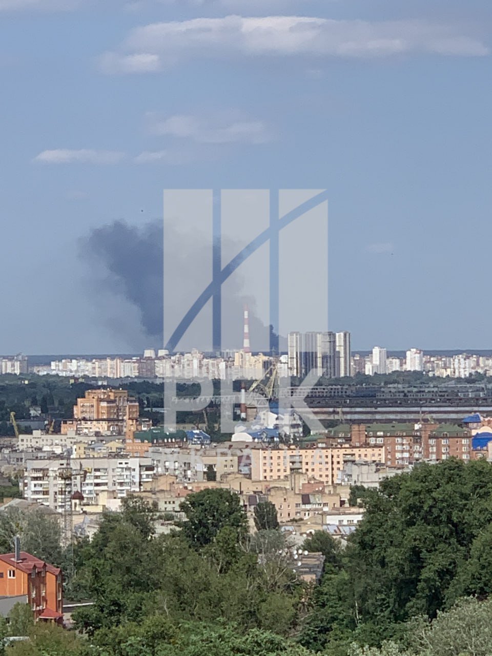 У небі видно густий дим