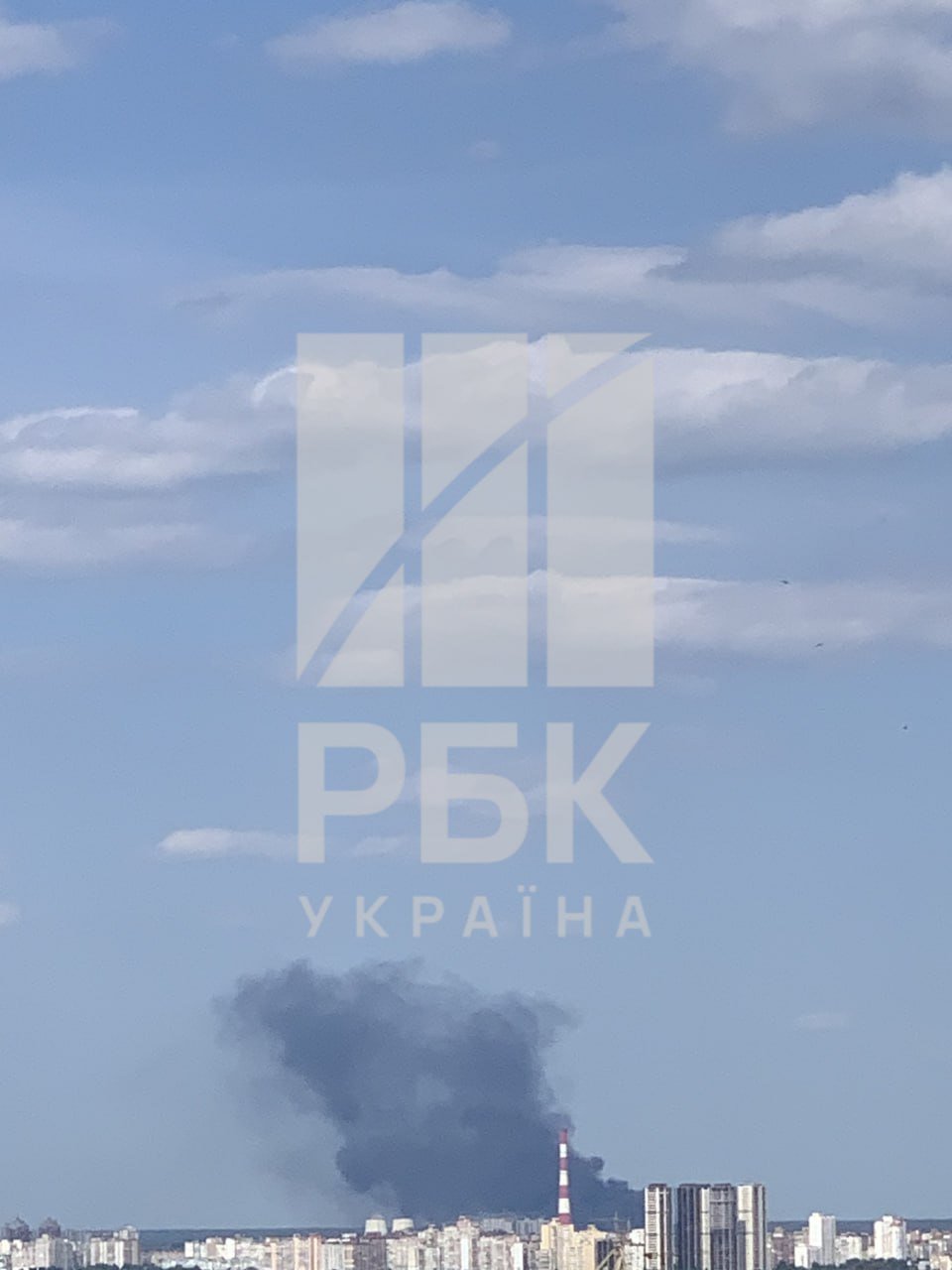 У небі видно густий дим