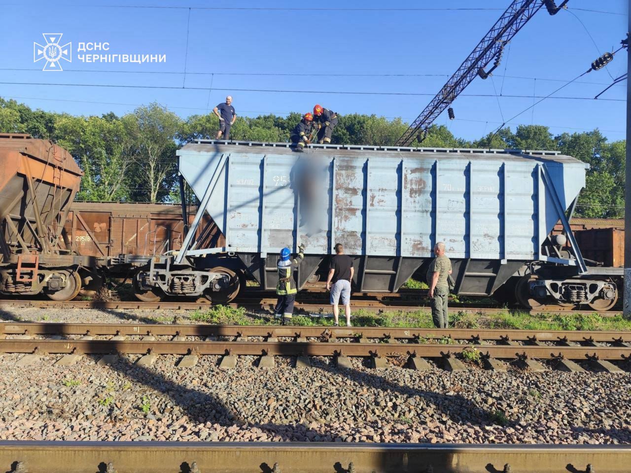 Хопця та дівчину зняли з даху вагона