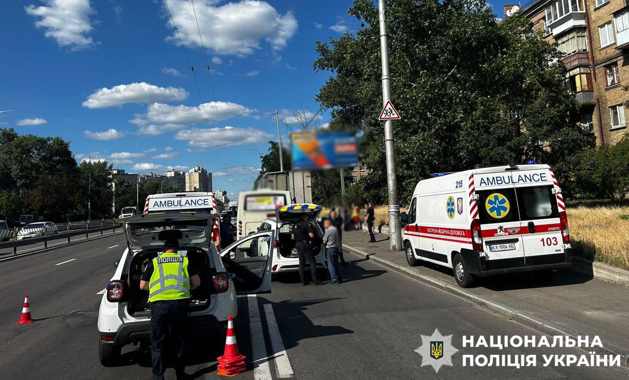 Дев'ятьох людей забрали до лікарні