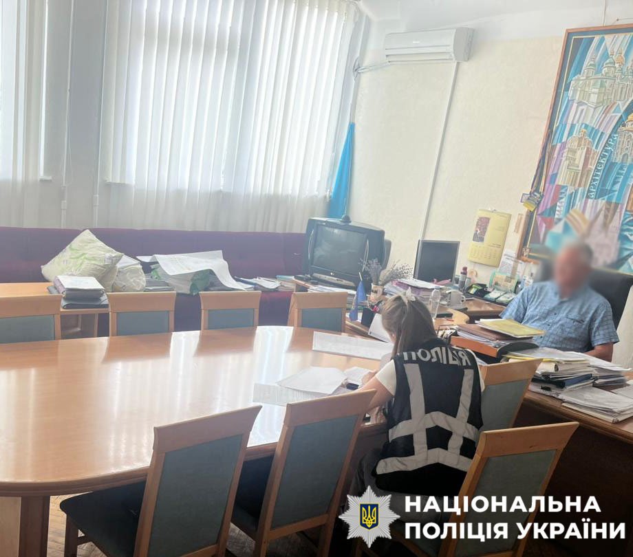 Директора інституту затримали на робочому місці