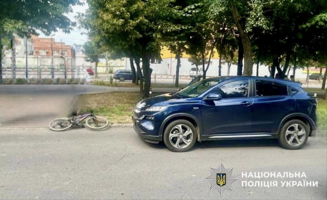 Чоловік збив хлопчика у дворі будинку