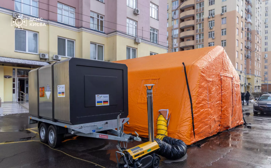 Пункт обігріву поруч із пошкодженим будинком