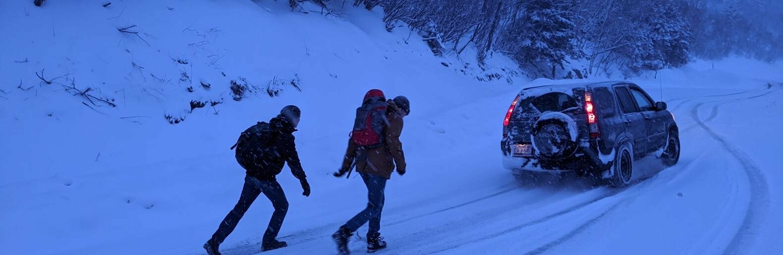 В Киевской области из-за непогоды на дороге застряли дети, старики и беременная женщина, - ФОТО