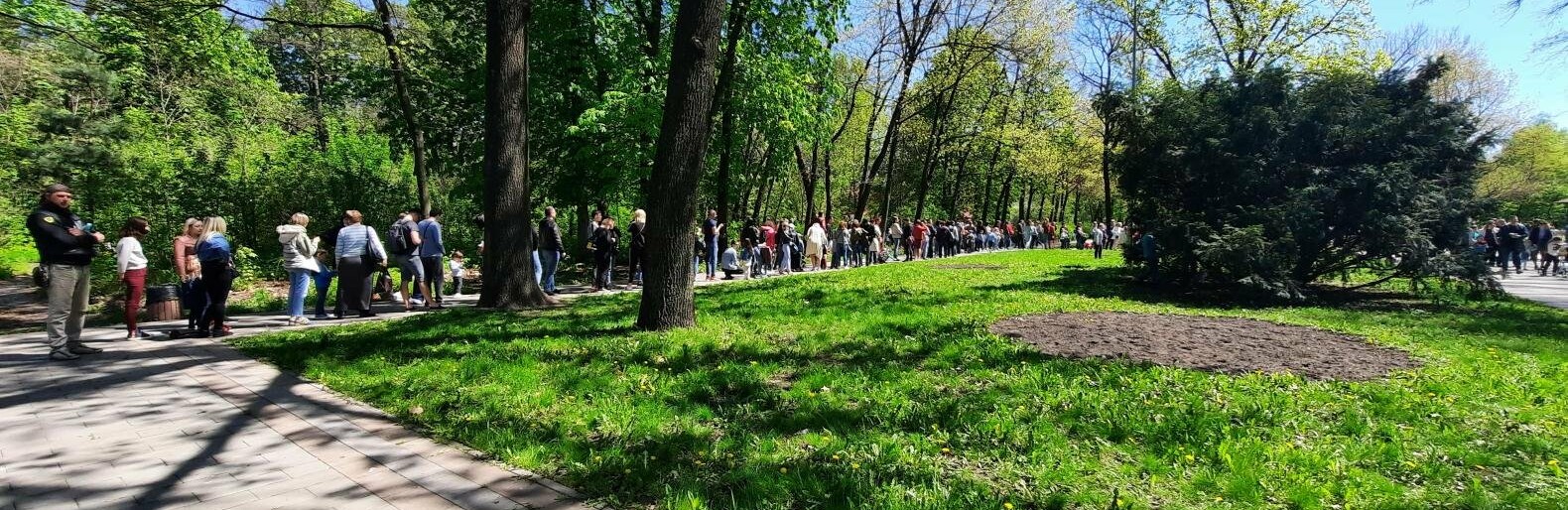 В парк динозавров в Киеве выстроилась огромнейшая очередь, ФОТО