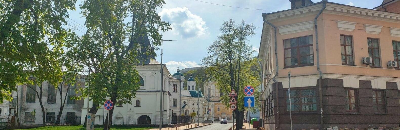 Усадьба на Покровской в Киеве: памятник архитектуры Подола с магази... Усадьба на Покровской в Киеве: памятник архитектуры Подола с магазинами XIX века. Фото: Rina Karapetova