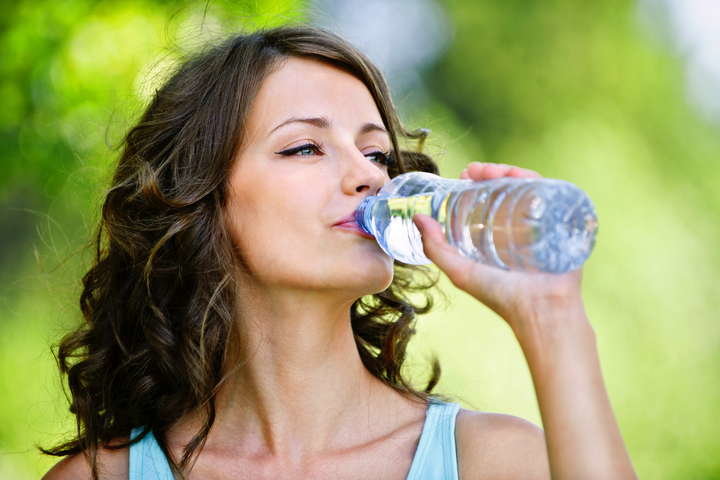 Девушка пьет воду чтобы быть здоровой