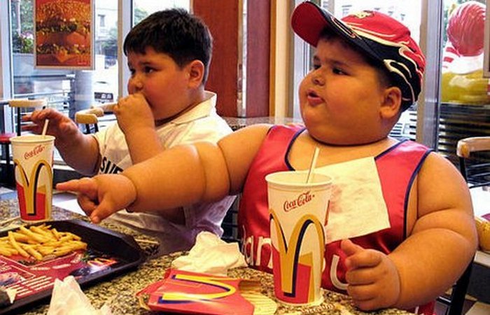 Неправильное питание приводит к ожирению.