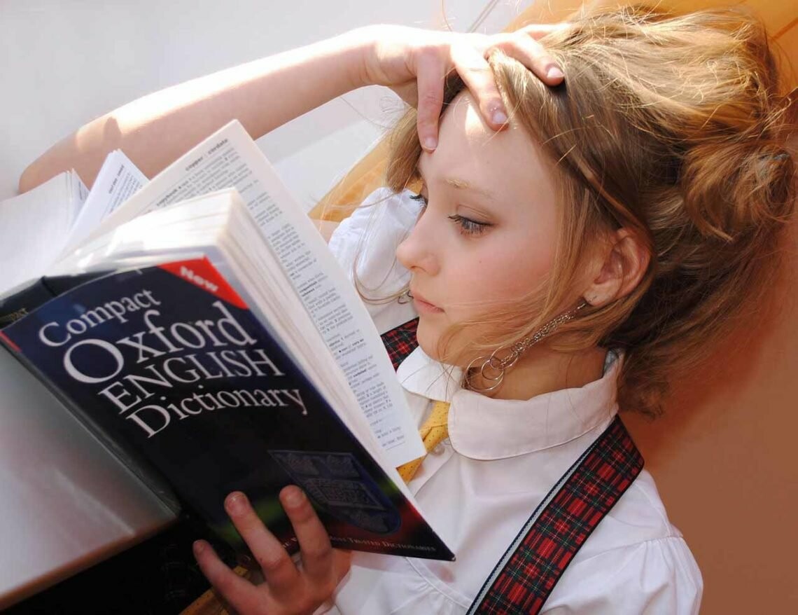 Девушка читает английский учебник