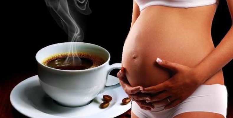 беременная пьет кофе
