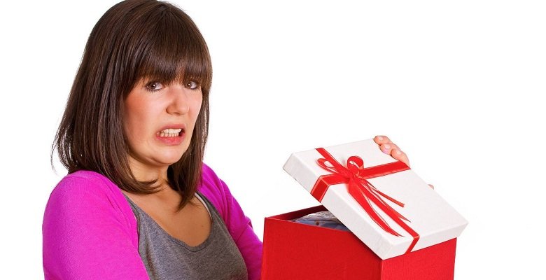 девушка не довольна своим подарком