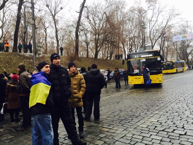В Киеве сотрудники “Киевпастранса” перекрыли улицу Грушевского (фото) - фото 1