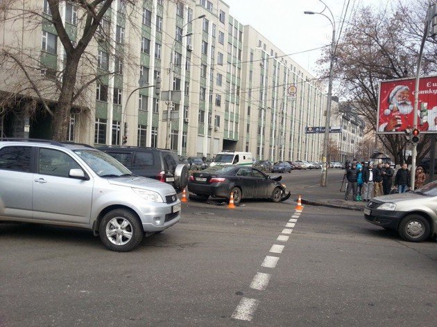 В Киеве Toyota Camry не пропустила «скорую». Машина медиков перевернулась (ФОТО) (фото) - фото 1
