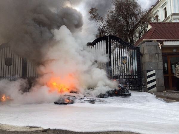 В Киеве айдаровцы перекрыли Грушевского возле здания Кабмина (ФОТО) (фото) - фото 2