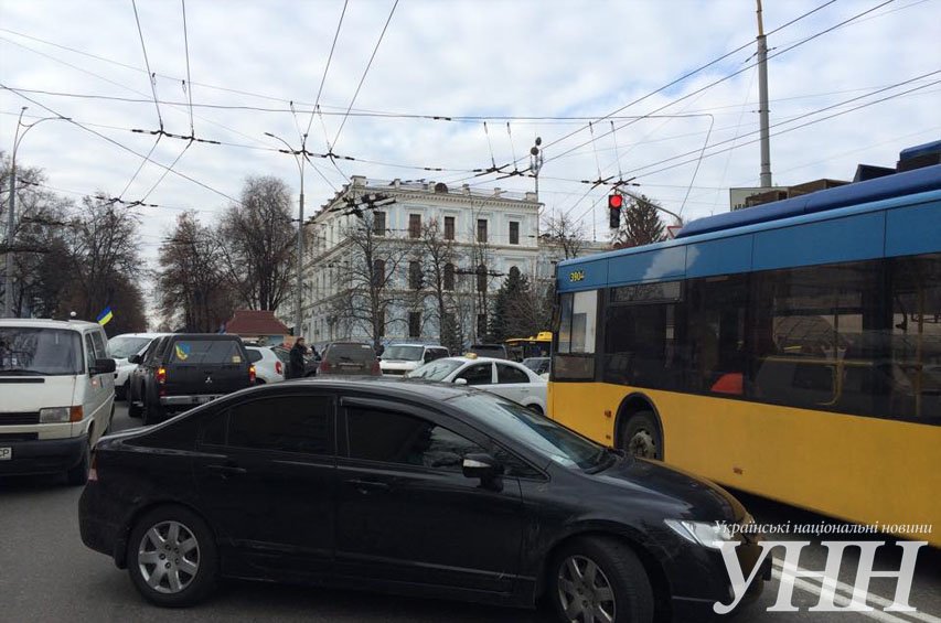 В Киеве айдаровцы перекрыли Грушевского возле здания Кабмина (ФОТО) (фото) - фото 1