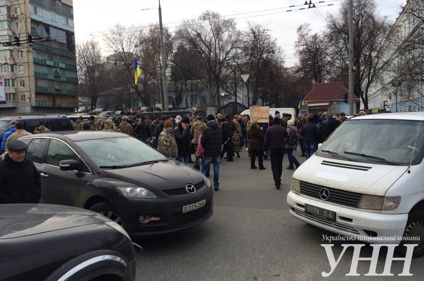 В Киеве айдаровцы перекрыли Грушевского возле здания Кабмина (ФОТО) (фото) - фото 1