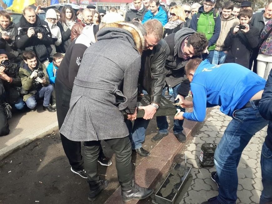 В Киеве Путину установили надгробие (ФОТО) (фото) - фото 1