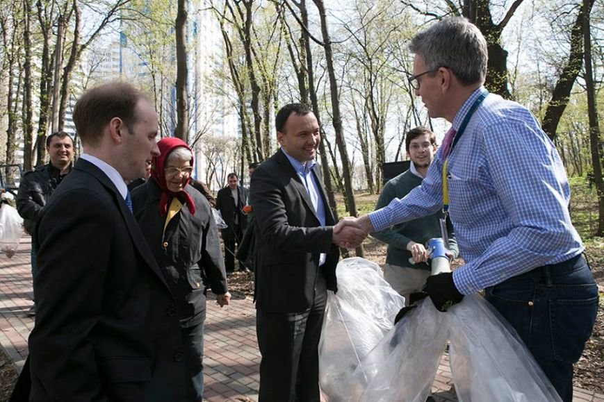 В Киеве посол США организовал субботник на Нивках (ФОТО) (фото) - фото 1