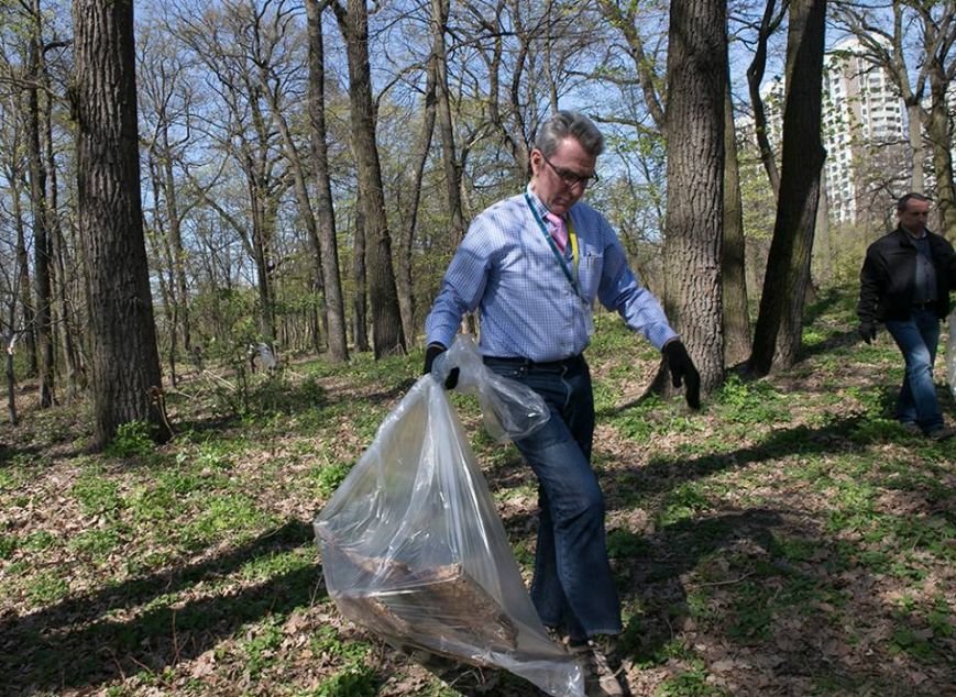 В Киеве посол США организовал субботник на Нивках (ФОТО) (фото) - фото 1