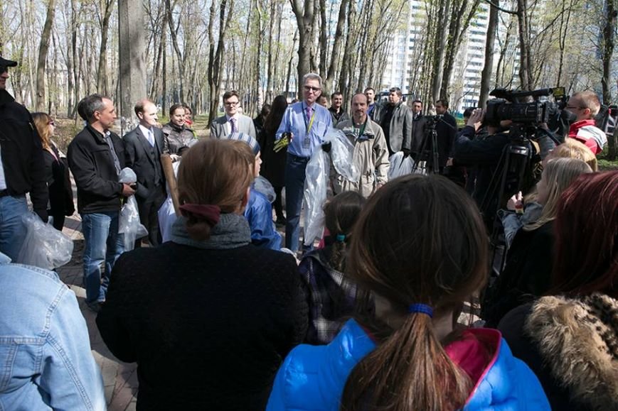 В Киеве посол США организовал субботник на Нивках (ФОТО) (фото) - фото 1