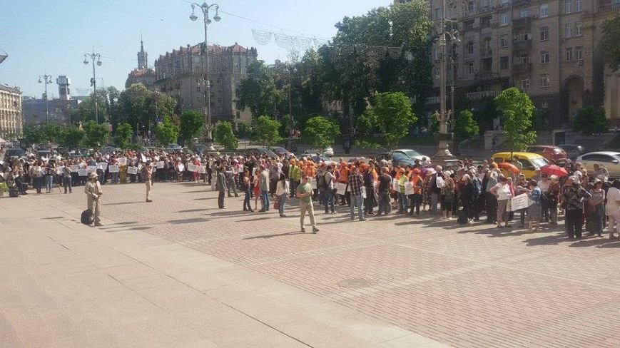 В Киеве возле КГГА митингуют сторонники застройки на Осокорках (ФОТО) (фото) - фото 1
