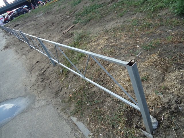 В сквере на “Осокорках” коммунальщики установили забор (ФОТО) (фото) - фото 2