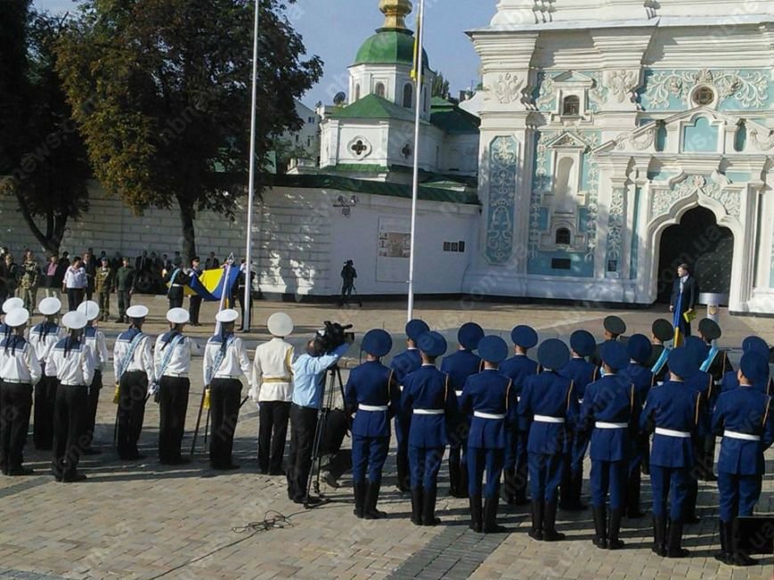 В Киеве состоялась церемония поднятия государственного флага Украины (ФОТО) (фото) - фото 1