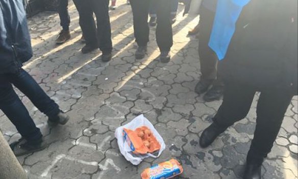 В Киеве посольство России забросали яйцами (ФОТО) (фото) - фото 1