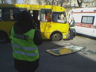 В Киеве на перекрестке столкнулись маршрутка и внедорожник, есть пострадавшие (ФОТО) (фото) - фото 1
