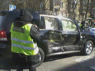 В Киеве на перекрестке столкнулись маршрутка и внедорожник, есть пострадавшие (ФОТО) (фото) - фото 1